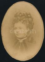 cca 1875 Női portré, keményhátú fotó Vásárkövi Albert műterméből, körbevágott karton, hátoldalon feliratozva, 8×5,5 cm