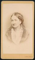 cca 1870 Női portré, keményhátú fotó Stelisky pesti műterméből, 10,5×6,5 cm
