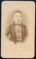 cca 1868 Kisfiú portréja, keményhátú fotó Tiefbrunner Sndor soproni műterméből, 10,5×6,5 cm