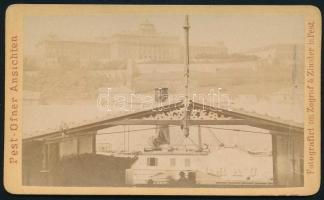 cca 1870 Pest, hajóállomás, háttérben a várral, keményhátú fotó Zograf &amp; Zinsler pesti műterméből, 6,5×10,5 cm