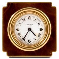 Cartier ébrsztőóra mechanikus, jelzett, alján kopott, működik, eredeti tokkal, 7,5x7,5 cm