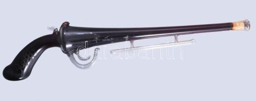 Piszoly alakú üvegben régi fehérbor, bontatlan. 43 cm