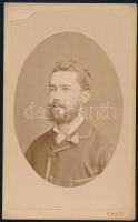 cca 1880 Férfiportré, keményhátú fotó Wietz (Nagyszombat / Pöstyén) műterméből, sérüléssel, 10,5×6,5 cm