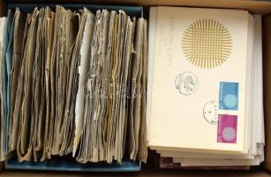 Kis tétel, benne német forgalmi bélyegek borítékokba rendezve + jugoszláv és svájci FDC-k és vegyes külföldi bündlik, dobozban