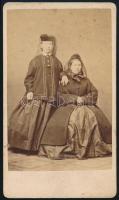 cca 1865 Két hölgy portréja, keményhátú fotó Licskó János pesti műterméből, 10,5×6,5 cm