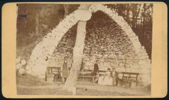 1871 Pihenő Bécs mellett, keményhátú fotó J. C. Steuer bécsi műterméből, 10,5×6,5 cm