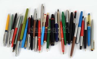 Egy doboznyi régi golyós és töltőtoll, benne Pax tollak.