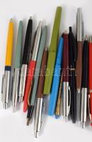 Egy doboznyi régi golyós és töltőtoll, benne Pax tollak