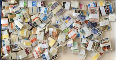 Nagy-Britannia kb. 5.260 db bélyeg, 178 féle bündlikben és bündli töredékekben, bonbonos dobozban