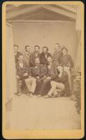 cca 1880 Társaság portréja, keményhátú fotó Licskó utóda gyöngyösi műterméből, 10,5×6,5 cm