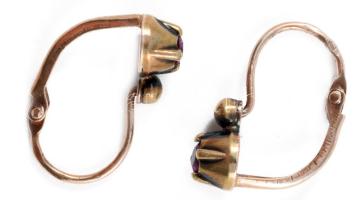 Arany (Au) fülbevaló pár, jelzett, gránát berakással, bruttó 1,23g