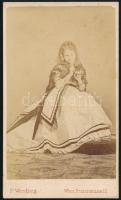 cca 1865 Josefine Gallmeyer (1838-1884) osztrák színésznő portréja, keményhátú fotó Wendling bécsi műterméből, 10,5×6,5 cm