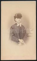 cca 1865 Női portré, keményhátú fotó Lengyel Samu (Veszprém / Balatonfüred) műterméből, 10,5×6,5 cm