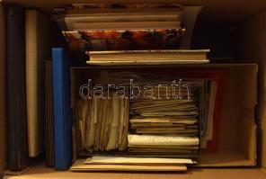 Kis hagyaték magyar előfizetési anyag, részben borítékokban, régebbi magyar és külföldi bélyegek, borítékok stb. + 8 vastag fekete lapos üres A4-es berakó, dobozban