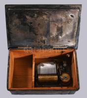 Antik ezüstözött réz zeneszerkezetes díszdoboz, fedelén keleties-egzotikus jelenettel díszítve, működő zeneszerkezettel, 15x10x6 cm