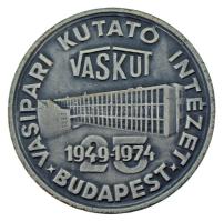 1974. "VASKUT - Vasipari Kutató Intézet Budapest 1949-1974 - 25 éves évforduló" kétoldalas ezüstpatinázott bronz emlékérem, hátlapon a Selmecbányai Bányászati Akadémia tanulmányi éremsorozatának Kohász jutalomérmének képével (45mm) T:AU
