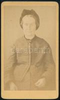 cca 1875 Idős hölgy portréja, keményhátú fotó Szkladányi balassagyarmati műterméből, 10,5×6,5 cm