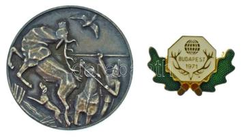 Olcsai Kiss Zoltán (1895-1981) 1971. "Vadászati Világkiállítás II. Díj" kétoldalas ezüstpatinázott bronz díjérem (45mm) + "Vadászati Világkiállítás" műgyantás fém jelvény T:AU