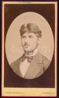 cca 1880 Férfiportré, porcelánkép utánzatú keményhátú fotó Veress Ferenc kolozsvári műterméből, hátoldalon a műterem képével, 10,5×6,5 cm