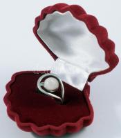 Ezüst (Ag) gyűrű, kő berakással, m: 54, jelzett, bruttó 4g, díszdobozban