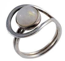 Ezüst (Ag) gyűrű, kő berakással, m: 54, jelzett, bruttó 4g, díszdobozban