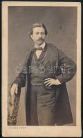 cca 1860 Férfiportré, keményhátú fotó Pierre Petit párizsi műterméből, 10,5×6,5 cm