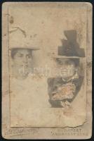 cca 1910 Két hölgy portréja, keményhátú fotó "Plasticon" budapesti műteremből, sérült, 10,5×6,5 cm