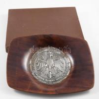 Kinagyított érme díszítéssel fa tál, dobozában, 19x24 cm