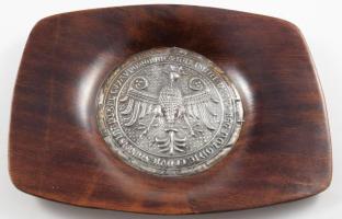 Kinagyított érme díszítéssel fa tál, dobozában, 19x24 cm