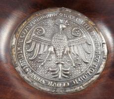 Kinagyított érme díszítéssel fa tál, dobozában, 19x24 cm