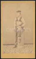 cca 1870 Férfi jelmezben, keményhátú fotó Pachinger rozsnyói műterméből, 10,5×6,5 cm