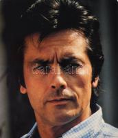 Alain Delon (1935-) francia színész aláírása az őt ábrázoló lapon, hajtott, 19x16 cm