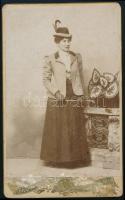 cca 1890 Hölgy lovaglóruhában, keményhátú fotó Münz Márk lévai műterméből, felületén ragasztásnyom, 10,5×6,5 cm
