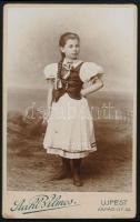 cca 1880 Lány népies viseletben, keményhátú fotó Stahl Vilmos újpesti műterméből, 10,5×6,5 cm