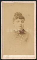 cca 1890 Női portré, keményhátú fotó a Műkedvelői Fényképészetből (Budapest), 10,5×6,5 cm