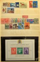 1.265 db (1.245 klf) bélyeg országonként rendezve + 6 db blokk és 1 db emléklap, 16 lapos, A/4-es Ab...