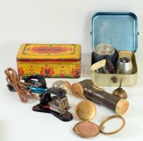 Doboznyi retro és régi tárgy tétel, közte úti autós kávéfőző dobozában.