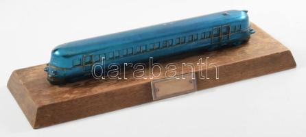 Ganz motorvonat makett, fa talpon, kopással, h: 25 cm + talapzat