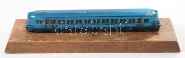 Ganz motorvonat makett, fa talpon, kopással, h: 25 cm + talapzat