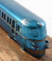 Ganz motorvonat makett, fa talpon, kopással, h: 25 cm + talapzat