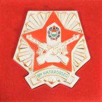 Hollóházi porcelán BM Határőrség plakett. Kézzel festett, jelzett, hibátlan, 16x16 cm, dobozában