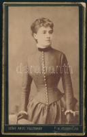 cca 1885 Női portré, keményhátú fotó Szőke Antal kiskunfélegyházai műterméből, 10,5×6,5 cm