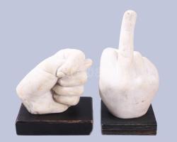 2 darab humoros gipsz kéz asztaldísz, fa talpon, m: 16 cm