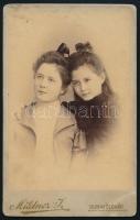 cca 1900 Stalmár lányok portréja, keményhátú fotó Mildner dunaföldvári műterméből, 10,5×6,5 cm