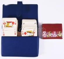 2 pakli kártya, közte kisméretű