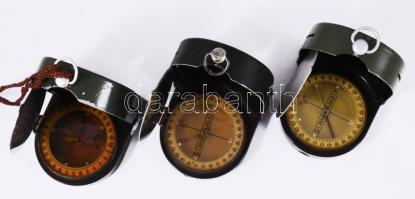 3 darab katonai tájoló tokjában, közte hibás