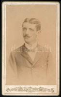 1892 Férfiportré, keményhátú fotó Ravasz Imre aradi műterméből, 10,5×6,5 cm