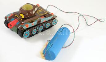 cca 1960 Kínai ME-60 irányítós lemezjáték, működik, sérült, h: 21 cm