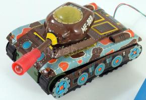 cca 1960 Kínai ME-60 irányítós lemezjáték, működik, sérült, h: 21 cm