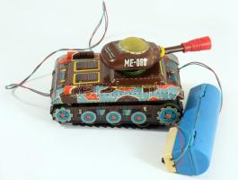 cca 1960 Kínai ME-60 irányítós lemezjáték, működik, sérült, h: 21 cm